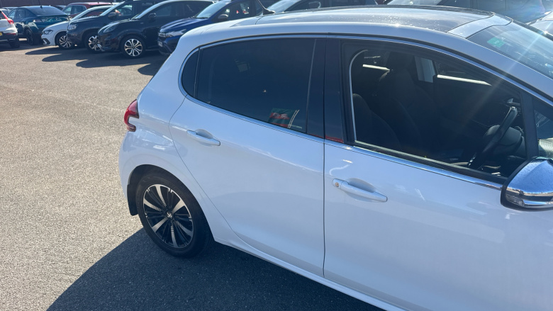 Peugeot 208 1.2 PureTech Allure Premium 5dr Petrol Hatchback